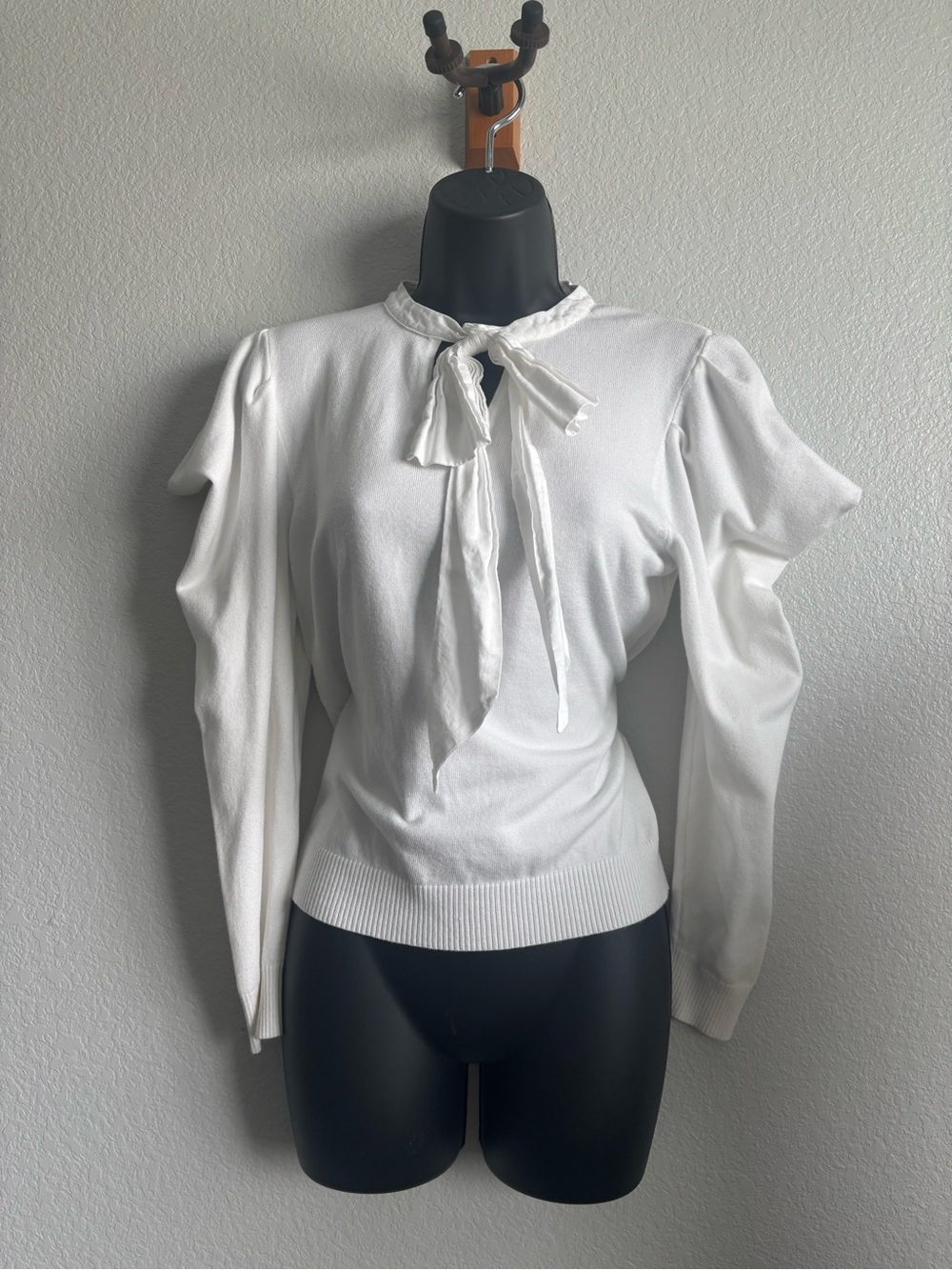 Joseph A. White Tie-Neck Puff Sleeve Knit  Blouse size Small